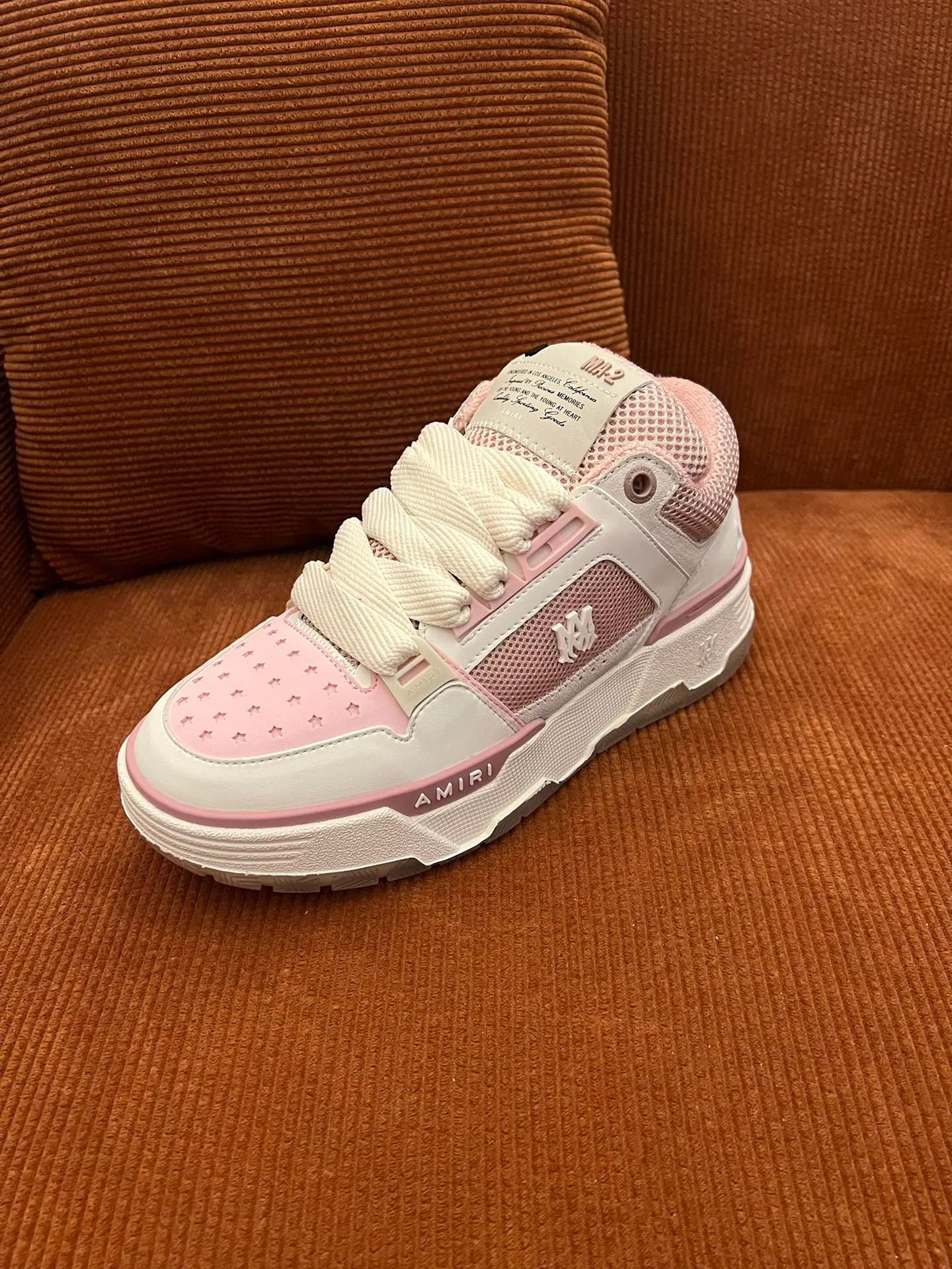 p620💰Men's shoes Amiri Emile's 2023 spring and summer new MA-1 bread shoes, couple models, casual sports shoes, sneakers Amiri gave up the rock punk style in the new season and used a large number of unsaturated colors, Morandi tones, whether you see or wear them, it will make people very happy. The large tongue of the bread shoes continues, shortens the length of the shoe body, thickens the midsole, and the toe part is more rounded. Amiri's brand letters and MA logo appear on the side of the shoe. Fabric: Original customized imported first-layer cowhide + mesh. Lining: Original customized breathable towel lining. Outsole. Foam combination material. Bottom thickness: 4CM. Size: Men's 39-45